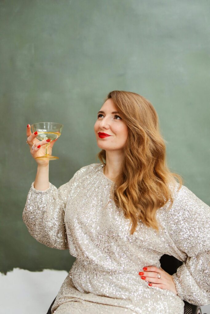 kobieta w sukience cekinowej kobieta w sukience cekinowej