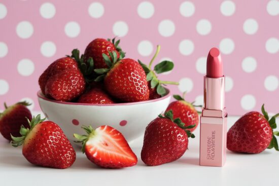 Strawberry Makeup: Jak Uzyskać Modny Makijaż Truskawkowy